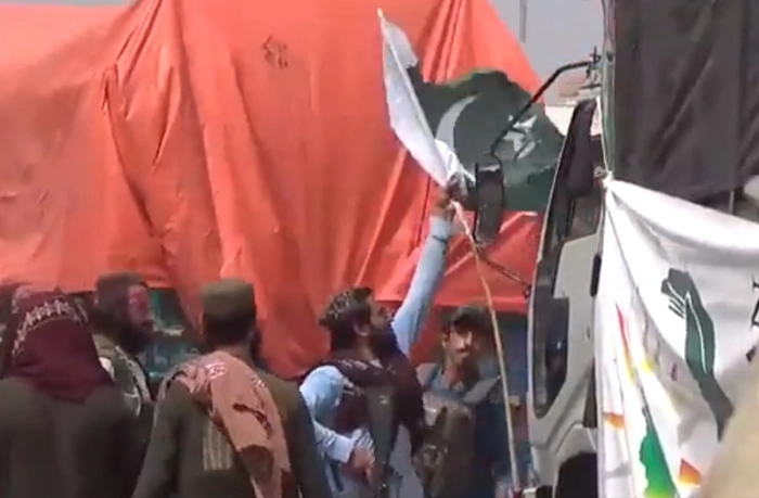 Video of Taliban tearing Pakistani flag from truck carrying aid for Afghanistan goes viral