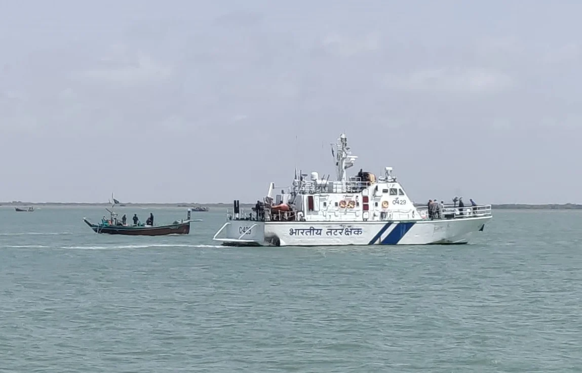 Pakistani fishing boat carrying heroin worth Rs 400 crore caught off Gujarat coast