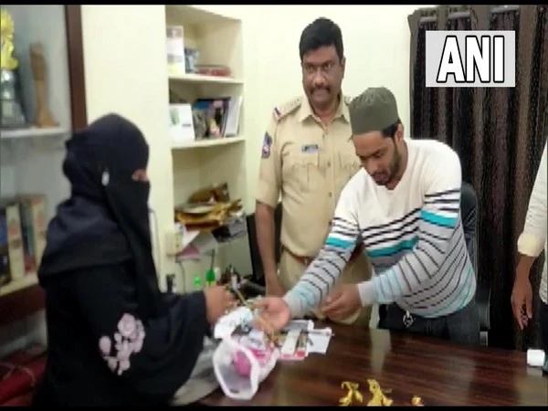 Honest auto rickshaw driver returns bag with 10 tolas of gold lost by couple in Hyderabad