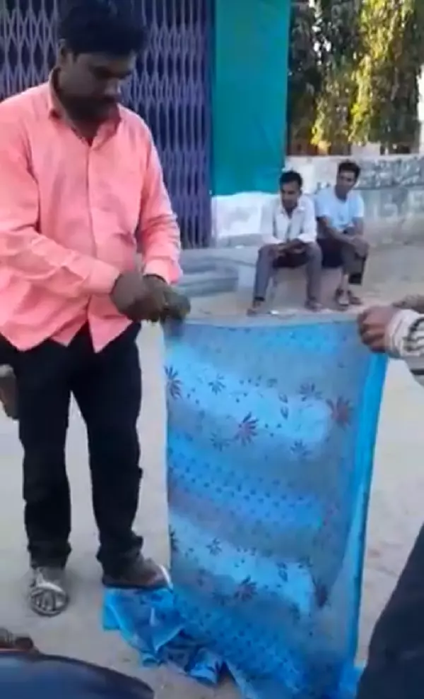Watch: ‘Jugaad’ recycling machine makes strong rope from old saree