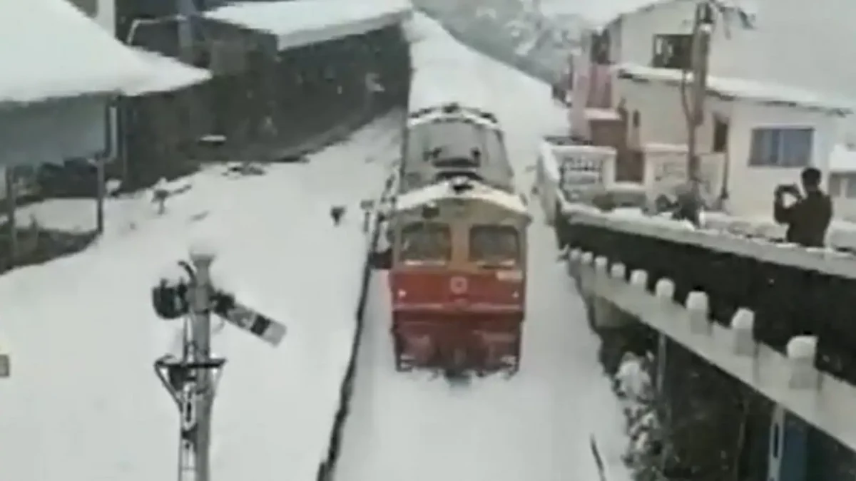 Video: Breathtaking view of a train moving through Shimla in Himachal Pradesh on snow-covered tracks