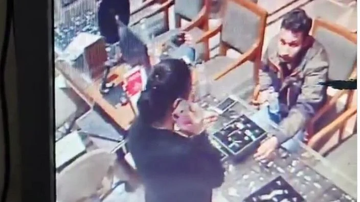 Video: Cop sprints and nabs jewellery thief outside posh store at Connaught Place in Delhi