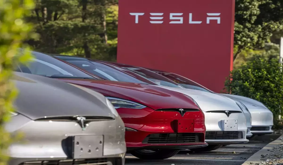 Australian scientists to power Tesla electric car with printed solar panels on 15,000 km trip
