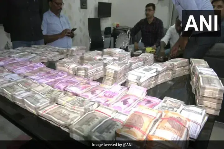 Video:  Cash mountain recovered in raid on corrupt engineer