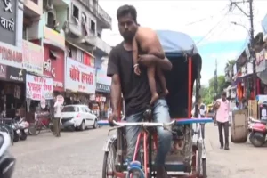 WATCH: Rickshaw puller holds his baby in one hand while pedalling