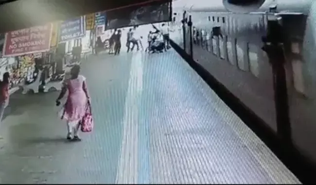 WATCH: Alert lady RPF officer saves woman, son from being crushed by train at Bankura in Bengal