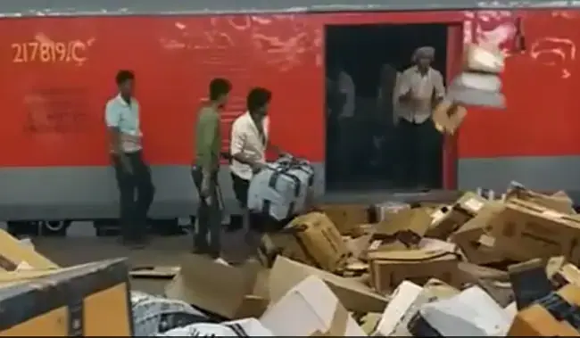 Video shocker: Railway porters give rough treatment to Amazon & Flipkart parcels