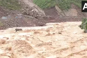 Srinagar cut off as massive landslide blocks National Highway 44 to Jammu, heavy rains lash region