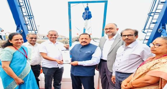 India’s first saline water LED lantern spreads Roshni in fishing community