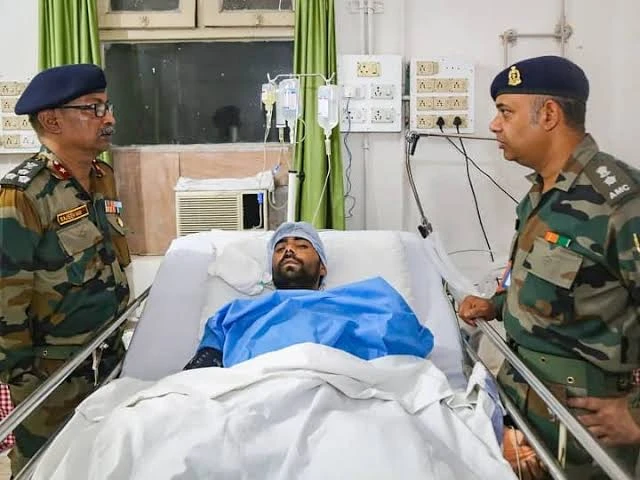 Indian soldiers donate blood to save life of captured Pakistani suicide bomber