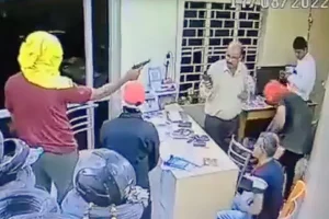 Video: Masked men loot businessman at gunpoint in Prayagraj
