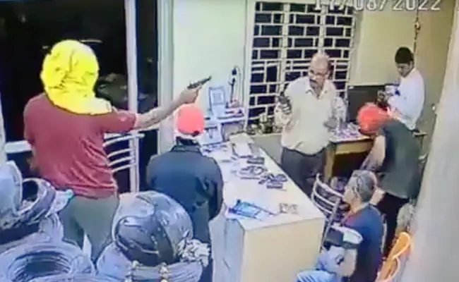 Video: Masked men loot businessman at gunpoint in Prayagraj