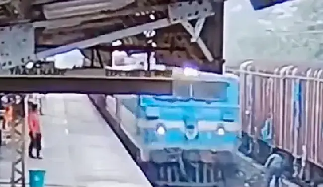 WATCH: Brave Railway staffer jumps on to tracks and saves man from being crushed under speeding train