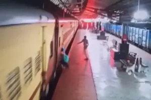 Railway cop’s prompt action saves youth from being crushed by train at Chhattisgarh’s Bhatapara station