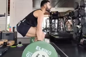 Video: Cricket star Virat Kohli shows his weightlifting prowess in the gym