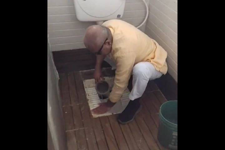 Video: BJP MP cleans dirty toilet in school