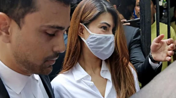 Bollywood actor Jacqueline Fernandez disguises herself as a lawyer to dodge media at Delhi court