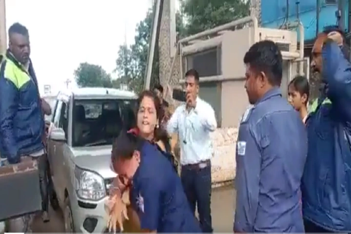 Women come to blows at Nashik toll plaza