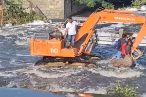 Watch smart Jugaad: People commute on board a crane to beat the floods in Bengaluru