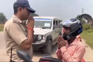 Video: Good cop’s sermon on helmet overwhelms errant bike rider in Madhya Pradesh