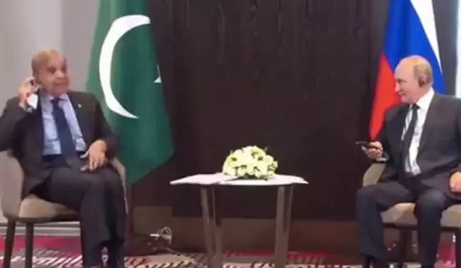 Video: Russia’s Putin has a good laugh as Pakistan’s Sharif keeps fumbling in handling earphone