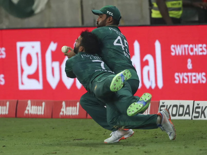 Video: Sure catch converts into a 6 as Pakistan fielders collide in final vs Sri Lanka
