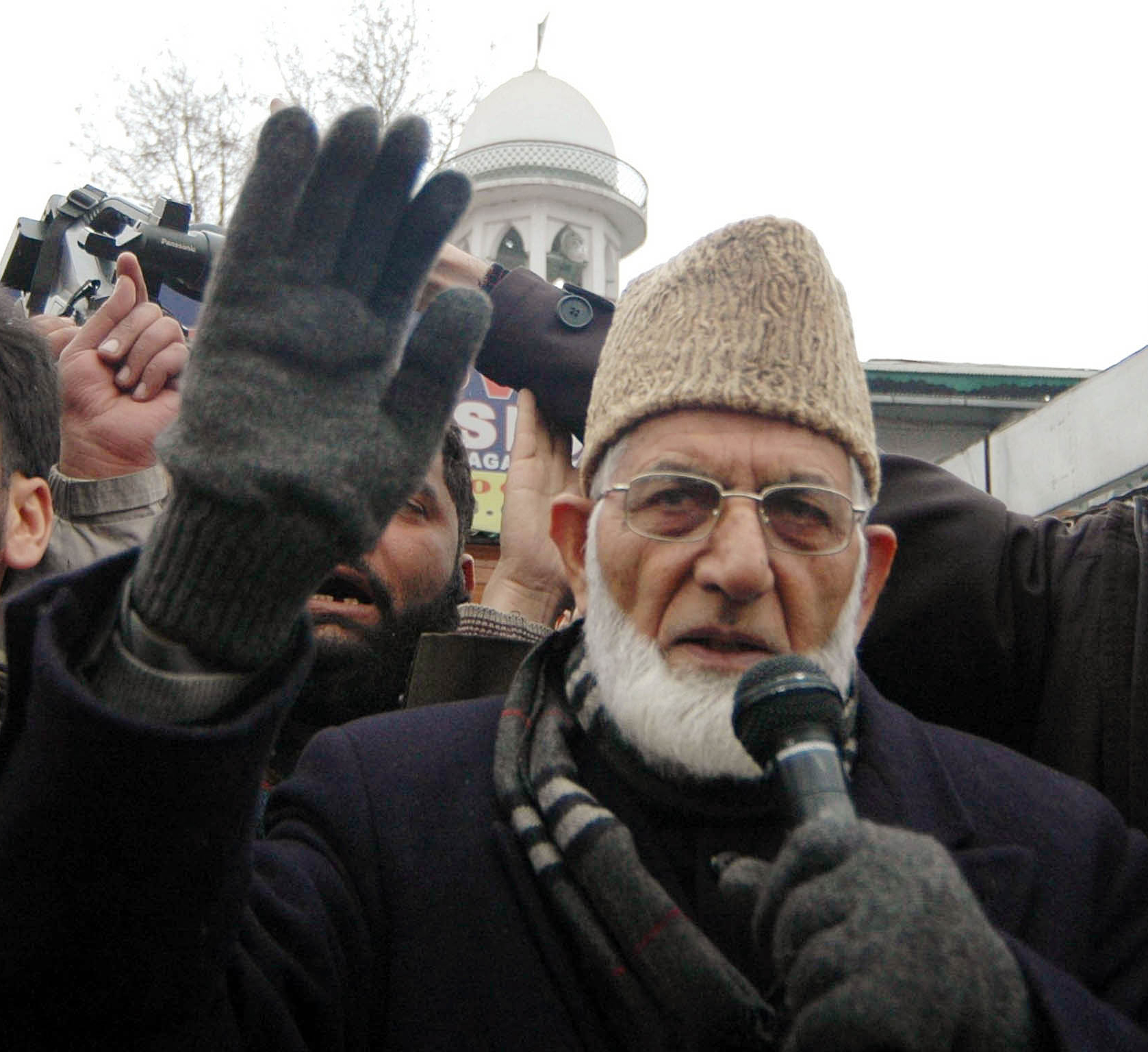 Deaths, defections, and the collapse of the Hurriyat conference in Kashmir  