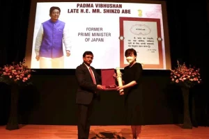 India hands over Shinzo Abe’s Padma Vibhushan to his wife