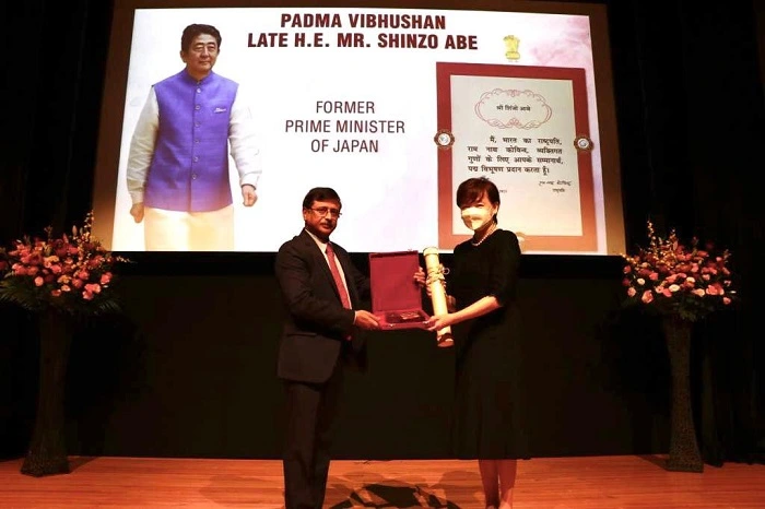 India hands over Shinzo Abe’s Padma Vibhushan to his wife