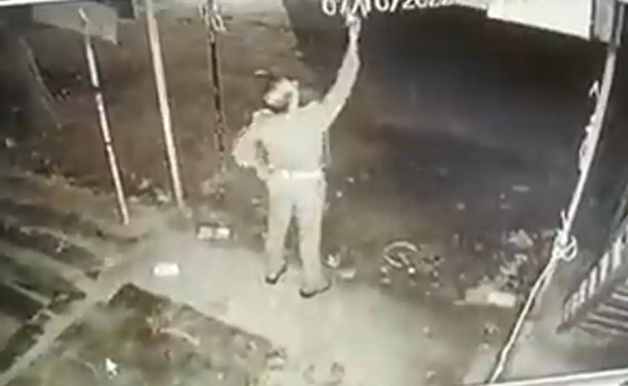 Video: Policeman stealing bulb in Prayagraj