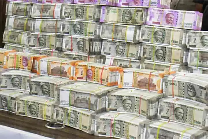 Rs 100 crore black money trail unearthed in tax raids at Ranchi, Jamshedpur, Kolkata