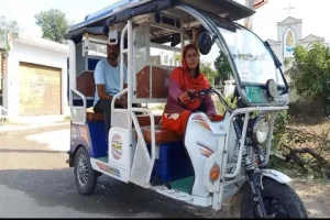 J&K’s first woman e-rickshaw driver is mother of 3 children