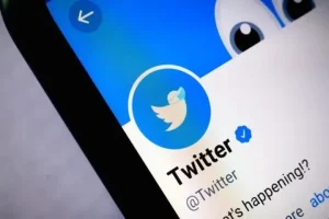 Twitter in trouble as hundreds of staffers quit
