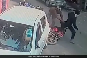 Video: Delhi cop nabs thief speeding away on bike with woman’s gold necklace