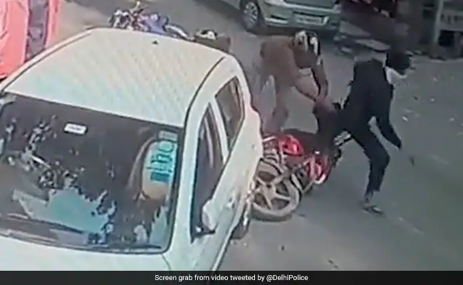 Video: Delhi cop nabs thief speeding away on bike with woman’s gold necklace