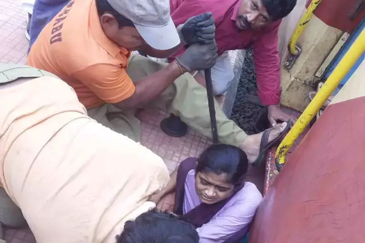 Woman trapped between train and platform rescued in Andhra Pradesh