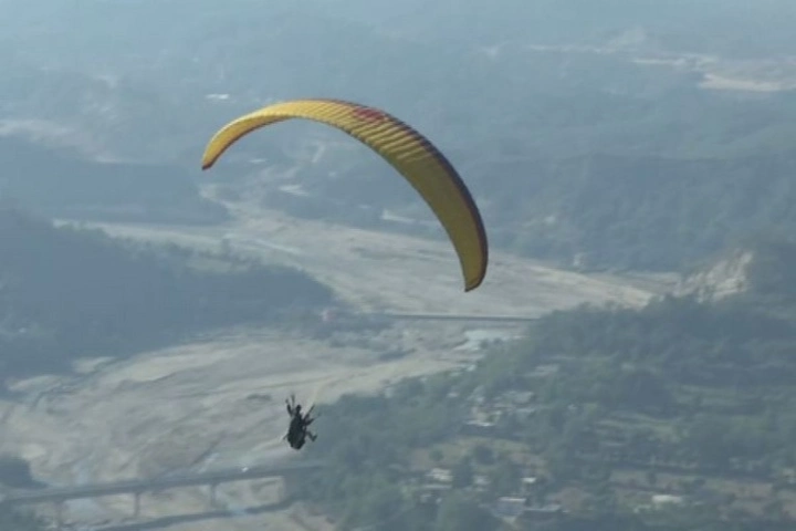 Maharashtra tourist plunges to death during paragliding flight in Himachal’s Kullu 