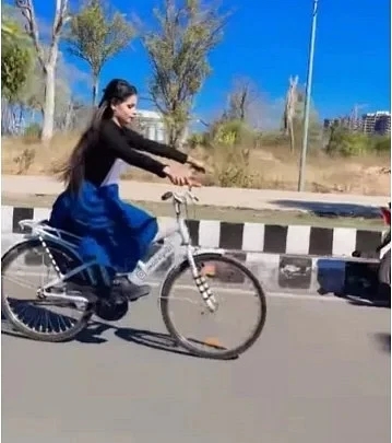 Video: Talented girl doing stunts on a bicycle on highway