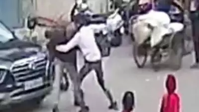Video: Brave Delhi cop grapples with armed thief who stabs him multiple times as crowd watches