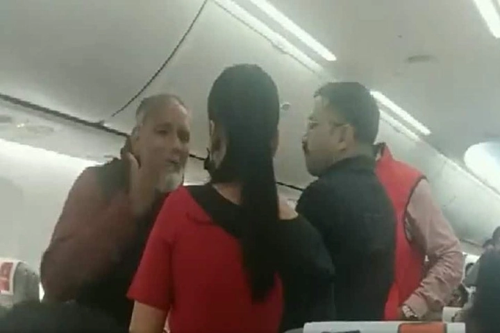 Watch: Passenger deboarded from Spicejet’s Delhi-Hyderabad flight for misbehaving with air hostess