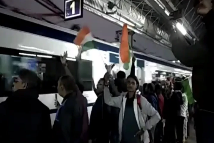 Watch: Malda residents welcome Vande Bharat Express with traditional dhak and Tricolours