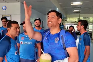 Watch: Dhoni meets Team India players in hometown Ranchi