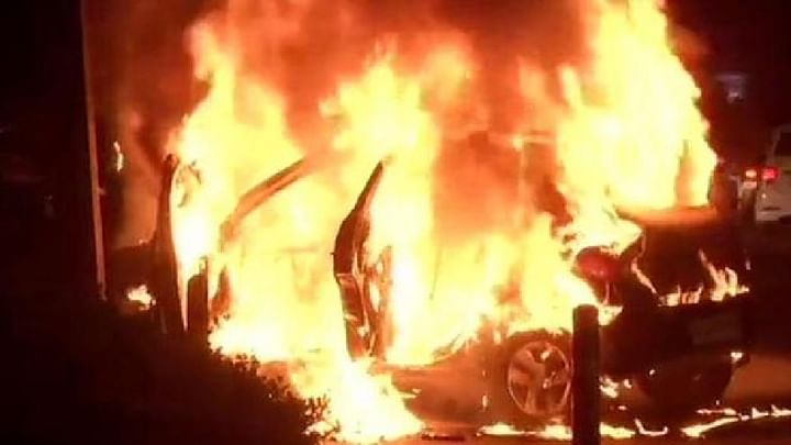 Tamil Nadu doctor sets his Mercedes car ablaze after tiff with girlfriend