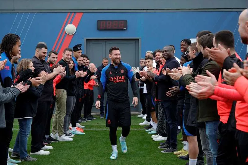 Watch: Messi receives guard of honour after return to Paris Saint-Germain