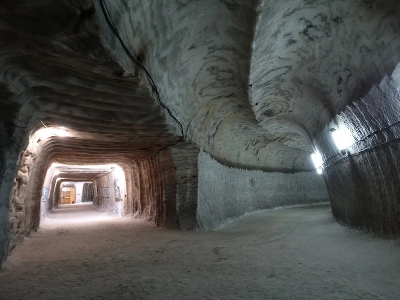 Battle rages for control of 200 km-long salt mine tunnels in eastern Ukraine