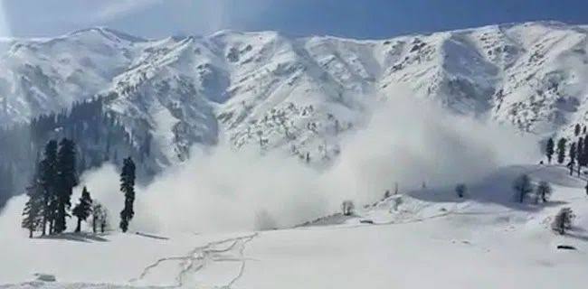 Tourists trapped under snow in Gulmarg avalanche