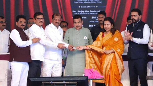 Gadkari rolls out highway projects worth Rs 3,670 crore for Maharashtra