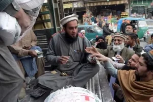 Desperate Pakistanis smuggle Iranian food to survive during Ramzan festivities