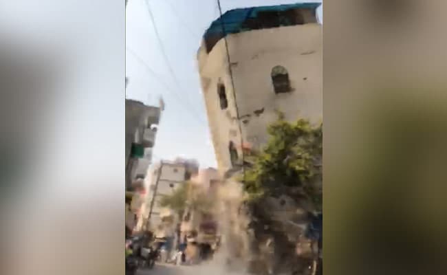 Captured on Camera: Building in Delhi suddenly crashes to the ground, people run for cover
