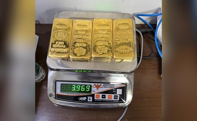 Gold worth Rs 2 crore seized from plane at Delhi airport